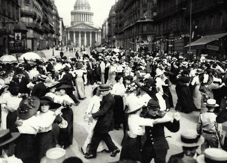 Scène de tango dans une rue de Paris en 1912